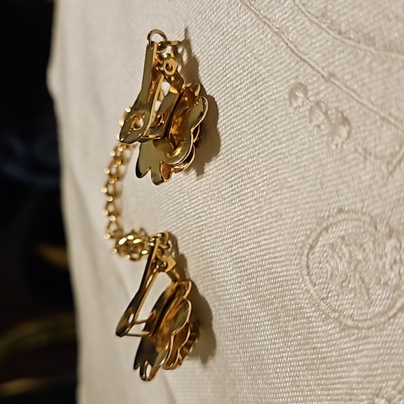 Vintage Mid-Century Gold-tone Flower w/Crystals Sweater Clip - Picture 5 of 6
